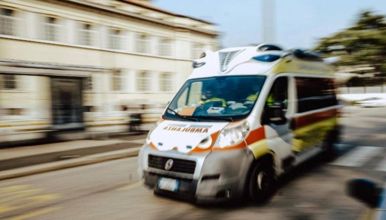 Bari, abusi sessuali su una studentessa universitaria in ambulanza: arresti domiciliari per un paramedico