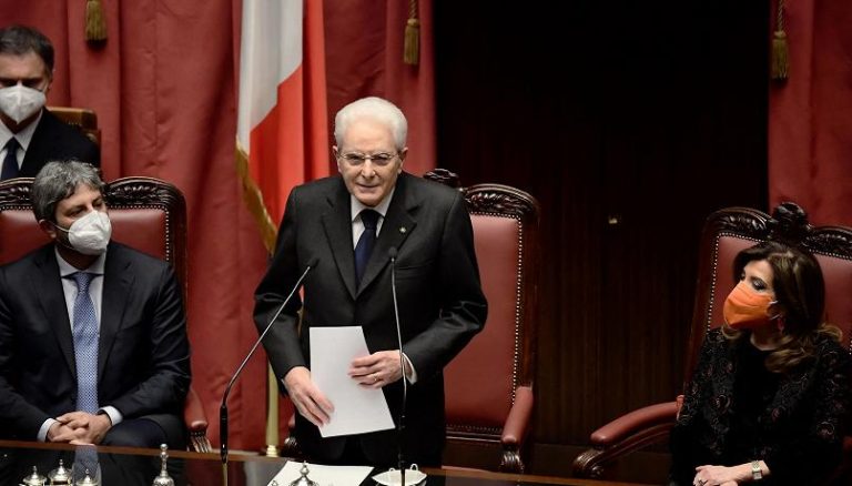 Quirinale, Mattarella ha giurato: “Le attese degli italiani sarebbero state fortemente compromesse dal prolungarsi di uno stato di profonda incertezza politica”