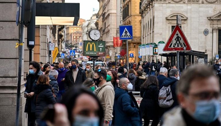 Covid, via le mascherine all’aperto dall’11 febbraio, stadi pieni al 75% e anche le discoteche si preparano a riaprire