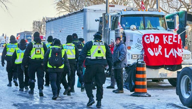 Canada, è stato riaperto il ponte Ambassador con Stati Uniti bloccato per sette giorni dai camionisti “no vax”