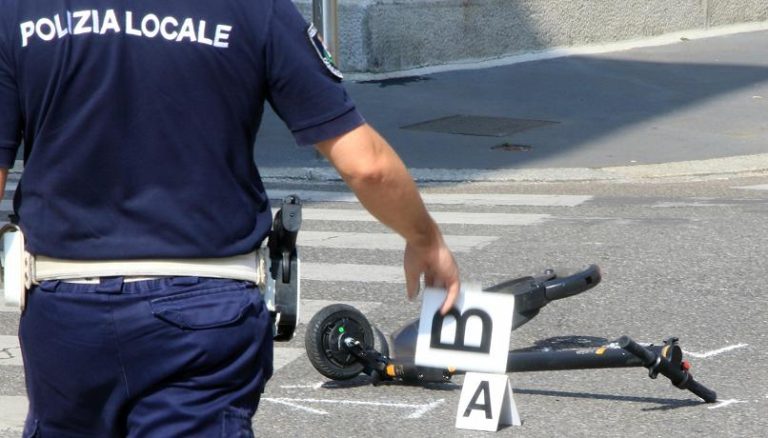 Trezzano sul Naviglio (Milano), un morto e un ferito in un incidente tra un monopattino e una moto