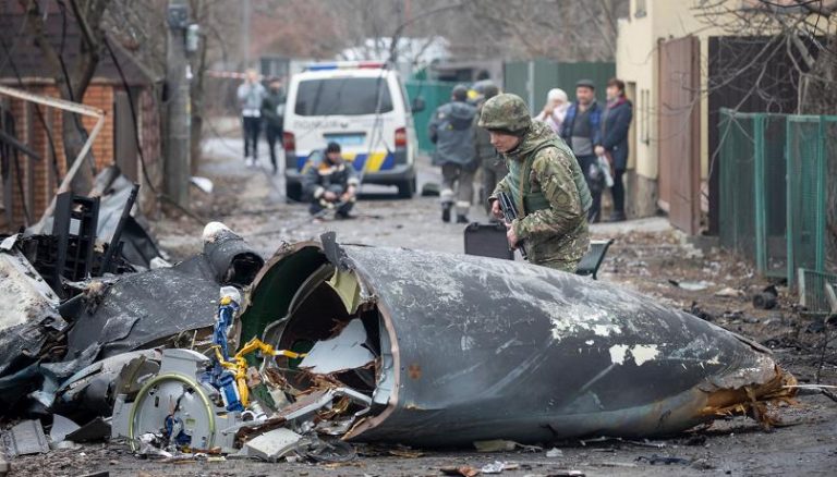 Guerra in Ucraina, i primi tank russi nella periferia di Kiev. Si combatte strada per strada anche con le molotov