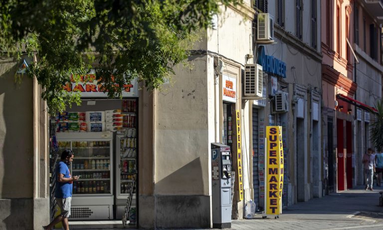 Roma, il Campidoglio ordina alle ore 22 la chiusura dei minimarket per contrastare gli aspetti negativi della movida