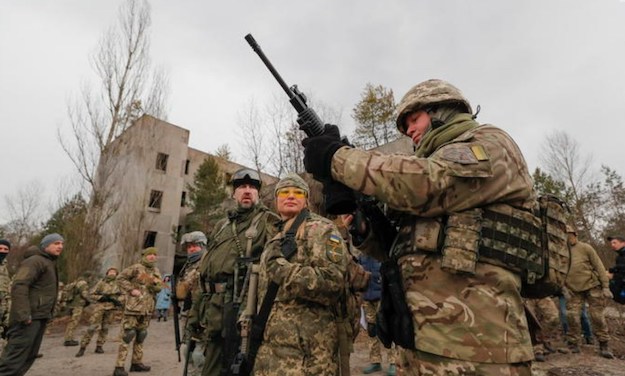 Guerra in Ucraina, secondo stime Usa i russi hanno perso 7mila soldati e 14mila sono rimasti feriti