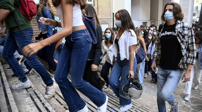 Roma, la studentessa offersa al liceo Righi: su Facebook altri insulti di un professore