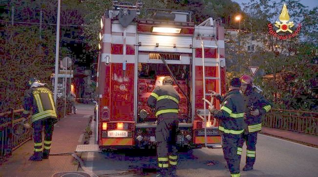 Genova, il vicino di casa muore e gli inquilini vicini sigillano la porta per non sentire l’odore e non chiamano i soccorsi