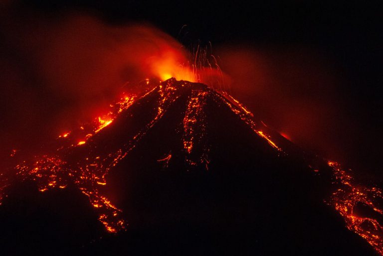 Forze eruzione notturna dell’Etna