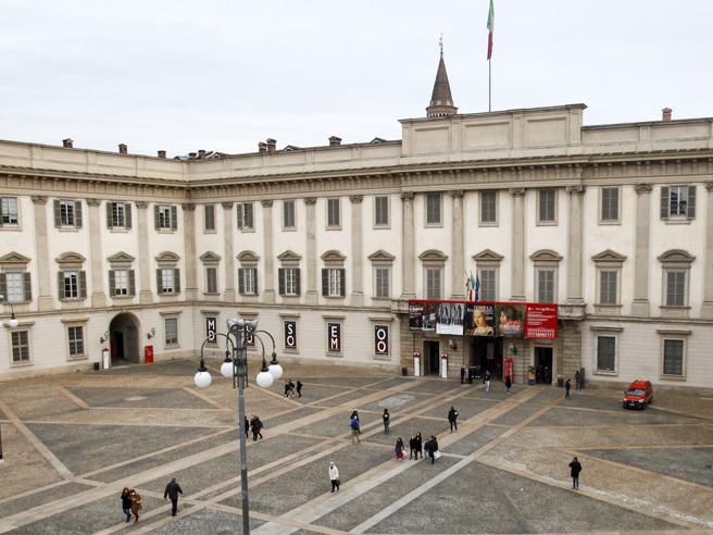 Milano, cittadino australiano si presenta davanti Palazzo Reale con le valige: “Sono l’erede del Regno d’Italia questa è casa mia”