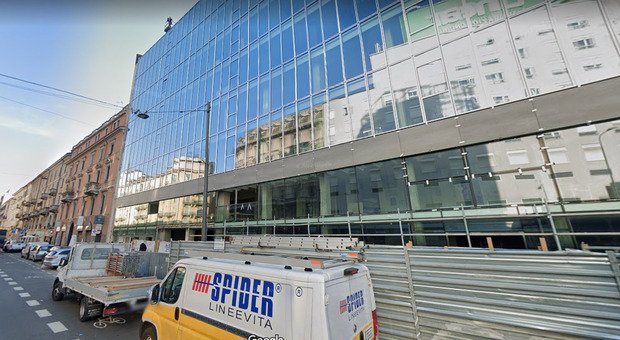 Milano, incidente sul lavoro: un operaio precipita nel vano ascensore mentre stava istallando la cabina, il suo collega è in gravi condizioni