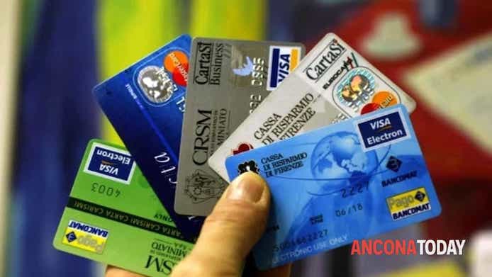 Roma, aveva 44 carte di credito clonate e altre 114 “vergini”: denunciato un 26enne
