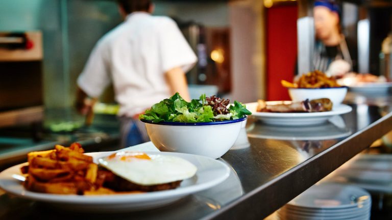 Covid, grido d’allarme della ristorazione: a rischio 30mila esuberi di cui l’85% sono donne