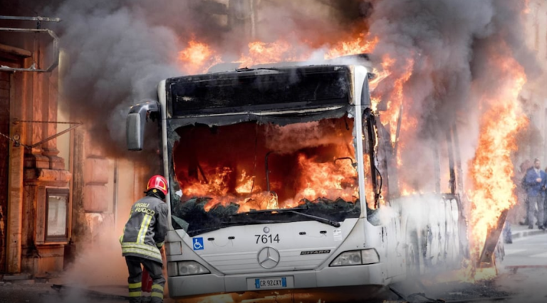 Roma, incendio in un autobus fuori servizio in via Casilina