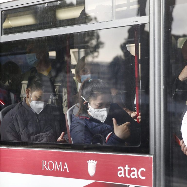 Roma, alla Circonvallazione Cornelia due persone ferite per la brusca frenata di un autobus