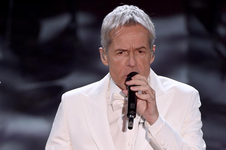 Musica, Claudio Baglioni positivo a Covid: posticipati cinque concerti del suo tour