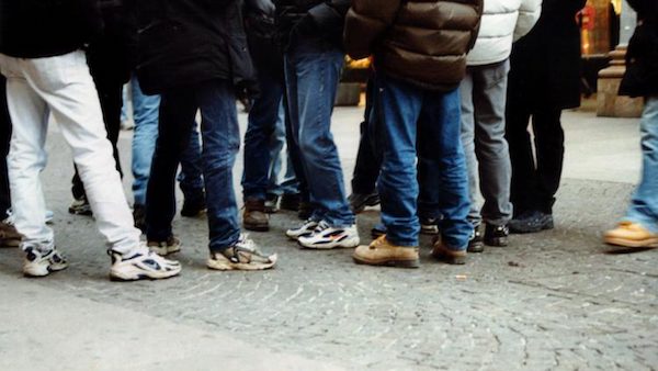 Roma, una 13enne è stata picchiata da tre ragazzini davanti una scuola di Ardea