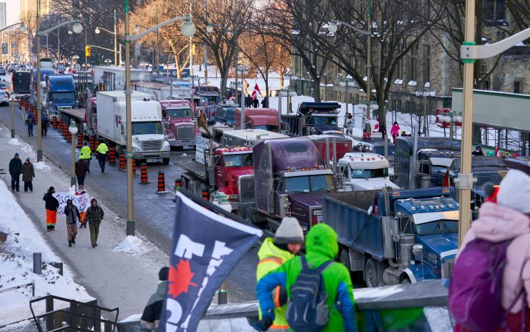 Covid, in Canada situazione fuori controllo per le proteste dei camionisti no nax