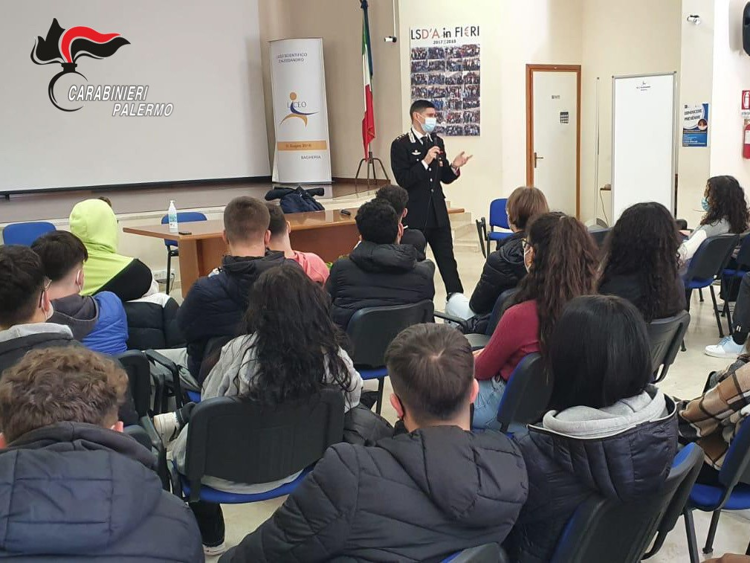 Bagheria (Palermo), i carabinieri incontrano gli studenti di un liceo per “lezioni di legalità”