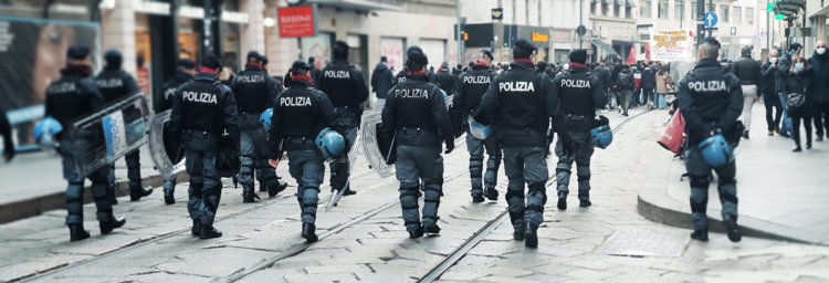 Milano, sfila il corteo degli studenti: “Contro la scuola dei padroni: dieci, cento, mille occupazioni”