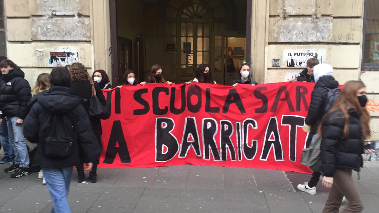 Roma, raduno degli studenti davanti le scuole. Picchetti all’ingresso di alcuni licei