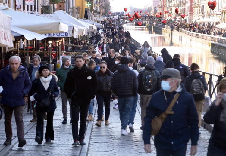 Covid, continua a scendere il tasso di positività: ora è sotto il 10 per cento