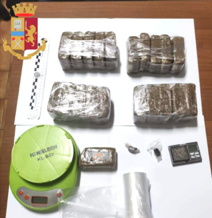 Sequestrati oltre 2 Kg. di hashish. 2 arrestati ed un denunciato