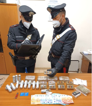 Sorpreso mentre maneggia 5 chili di hashish: arrestato