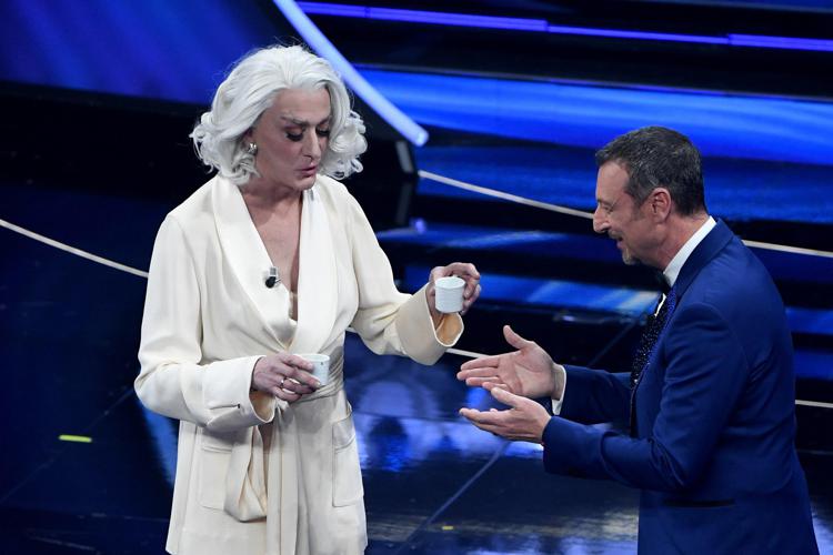 Festival di Sanremo: Drusilla Foer incanta tutti per eleganza e intelligenza