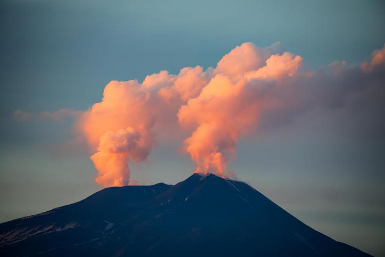 Spettacolare eruzione vulcanica sull’Etna