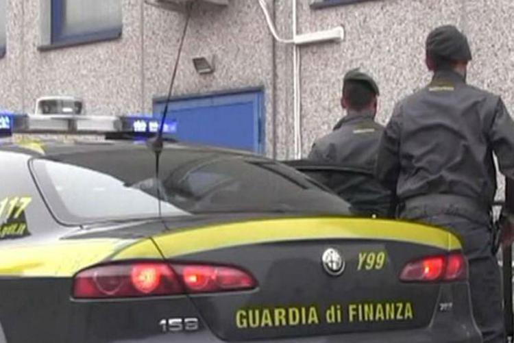 Vercelli, la Finanza ha arrestato un malvivente che era latitante da tre anni: è stato tradito dalla diretta sui social