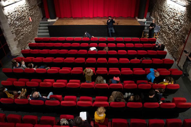 Covid, dal 10 marzo sarà possibile consumare cibi e bevande nei cinema, teatri e nei locali