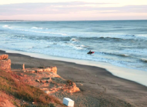 San Nicola: frigorifero abbandonato sulla spiaggia nei pressi della Villa Romana