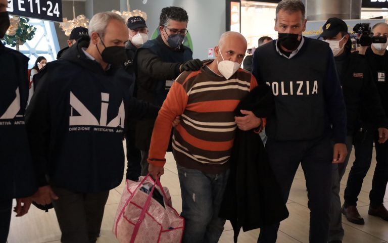 Fiumicino: è atterrato il super latitante Gioacchino Gammino, boff mafioso estradato dalla Spagna