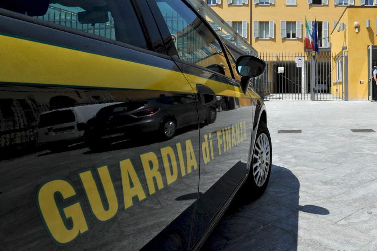 In provincia di Roma la Guardia di Finanza ha arrestato due persone per i reati di usura, tentata estorsione ed esercizio abusivo dell’attività finanziaria.