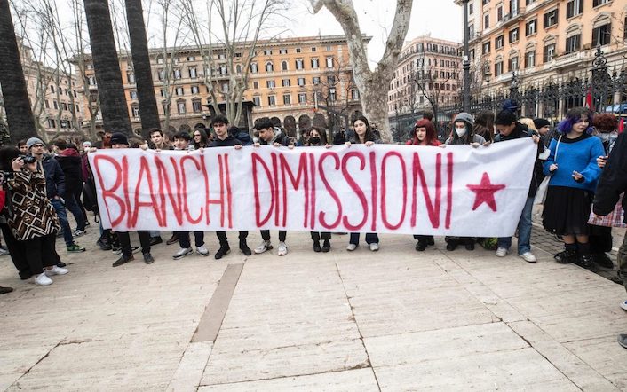 Roma, al corteo partito da piazza Vittorio gli studenti chiedono “le dimissioni immediate del ministro Bianchi”