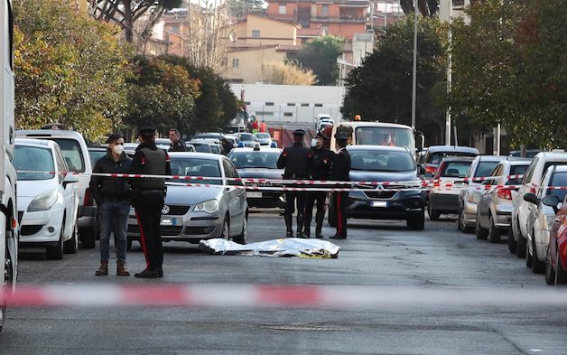 Roma, per l’omicidio ad Acilia i carabinieri seguono tutte le piste: dalla droga a quella passionale