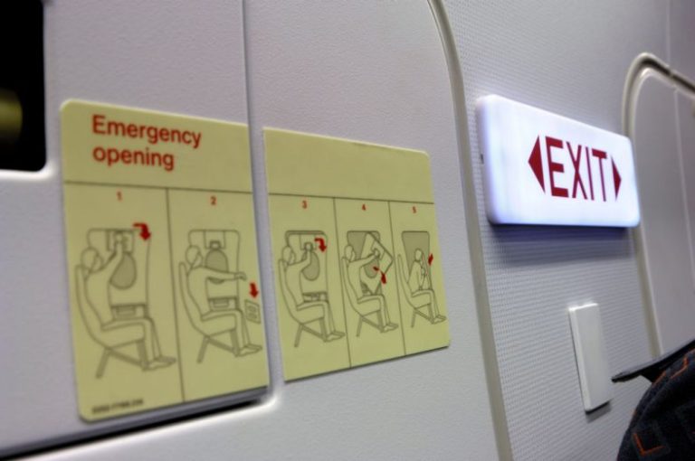 Usa,  passeggero “no vax” di un volo Delta Air Lines ha tentato di aprire il portellone di emergenza dell’aereo con la speranza di essere ripreso in un video
