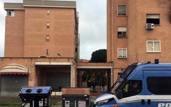 Ostia, la polizia sgombera alcuni appartamenti occupati dai clan Di Silvio e Spada