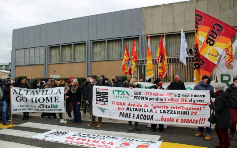 Fiumicino, presidio degli ex lavoratori Alitalia: il piano di Ita è giudicato fallimentare