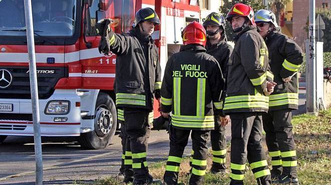 Roma, rinvenuto il cadavere di un uomo in un furgone andato a fuoco in via Angelo Emo. Indagano i carabinieri