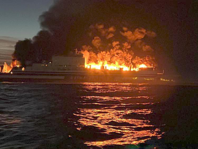 Terrore sul traghetto “Euroferry Olympia” per un vasto incendio. Era diretto verso Brindisi: i 237 passeggeri sono stati messi in salvo