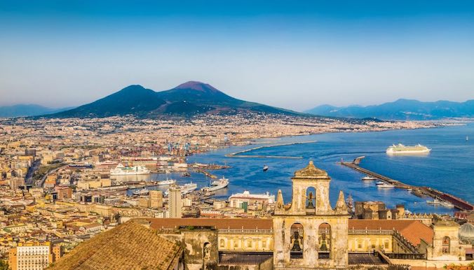 Napoli, il comune rischia il default: c’è un buco di quasi 5 miliardi di euro