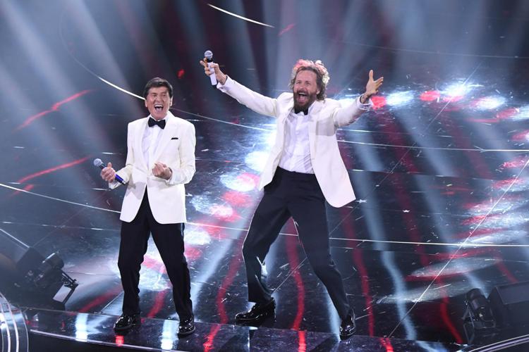Festival di Sanremo: Morandi e Jovanotti vincono la serata dedicata alle cover