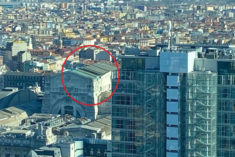 Bufera di vento a Milano: danneggiato un pezzo di copertura della stazione Centrale. Molti gli alberi caduti a terra