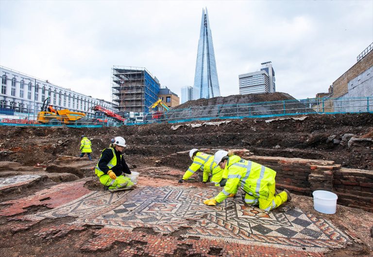 Londra, scoperto un grande mosaico romano vicino al London Bridge