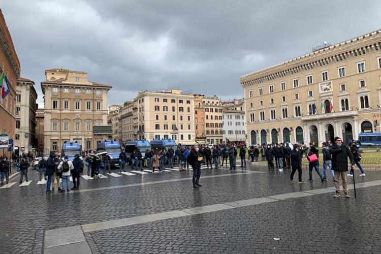 Roma, nuova protesta dei no vax piazza Venezia