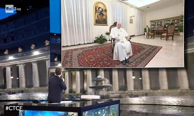 L’accusa del Papa in collegamento tv: “I migranti vanno accolti. Il Mediterraneo è il cimitero più grande d’Europa”
