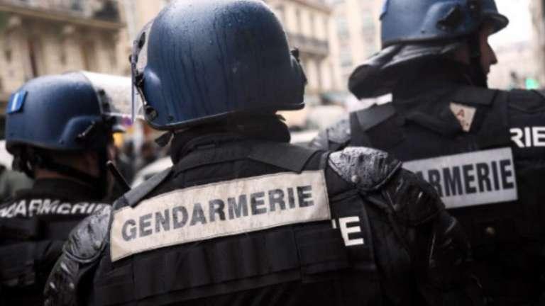 Momenti di terrore a Parigi: due agenti hanno ucciso un uomo armato di un coltello lungo 30 centimetri