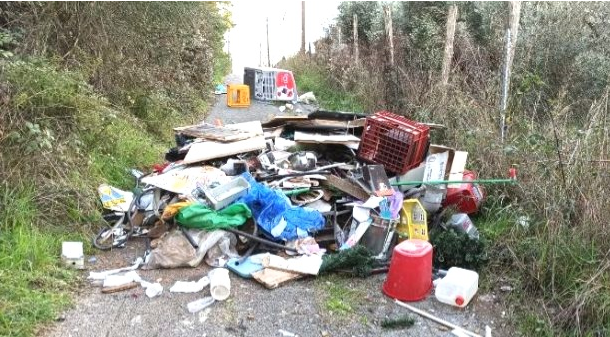 I rifiuti arrivano a bloccare le strade