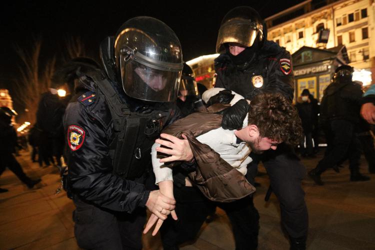 Guerra in Ucraina, linea dura della polizia in Russia: arrestate oltre duemila persone