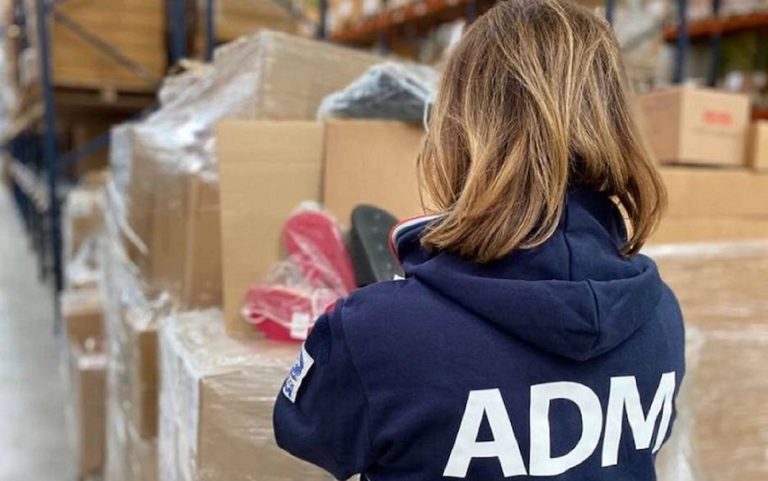 Pomezia (Roma), sequestrate oltre 17mila paia di ciabatte con sostanze nocive alla salute